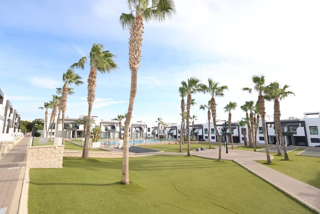 Garden in bungalow for sale in Orihuela Costa