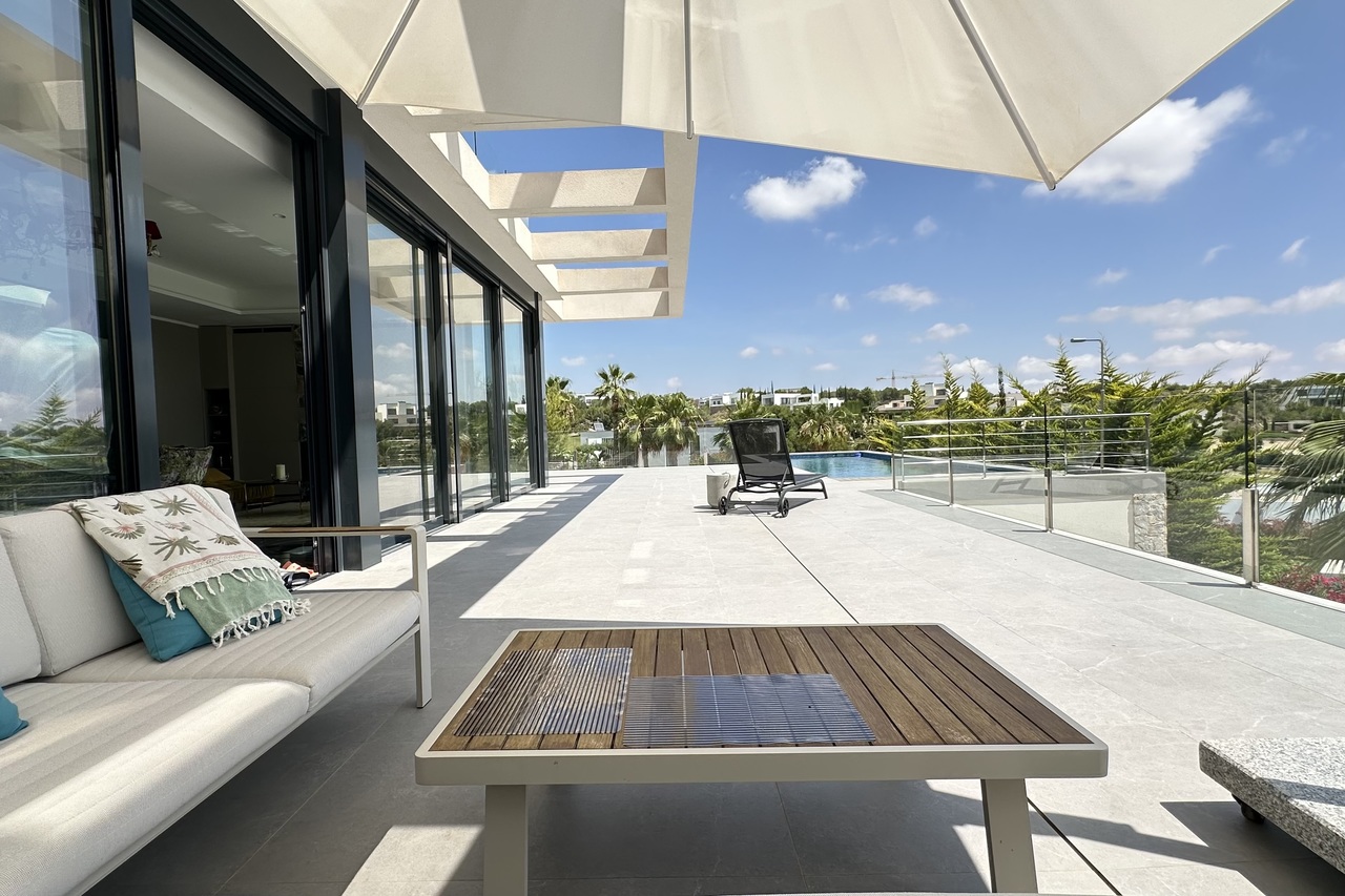 Terrace in villa for sale in Las Colinas Golf