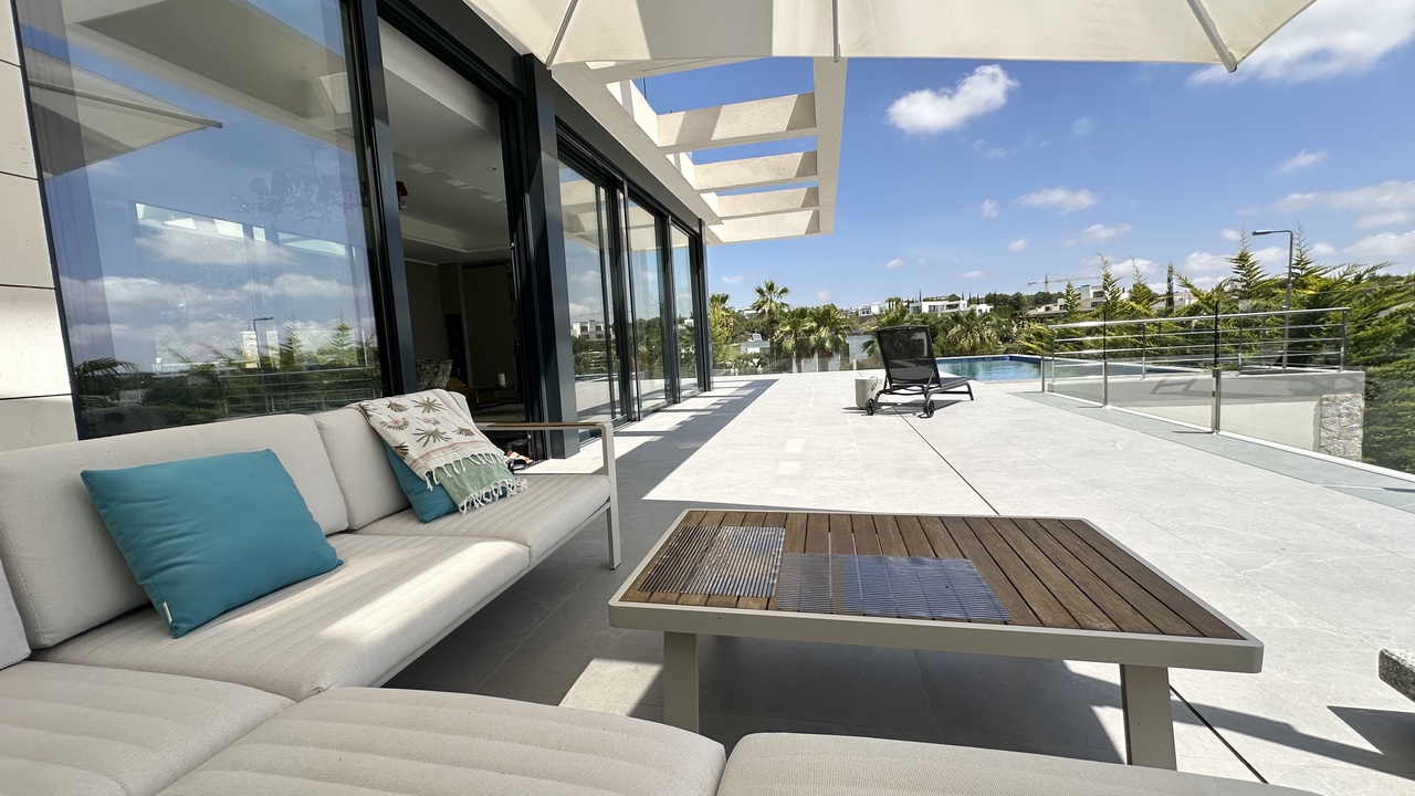 Garden in villa for sale in Las Colinas Golf