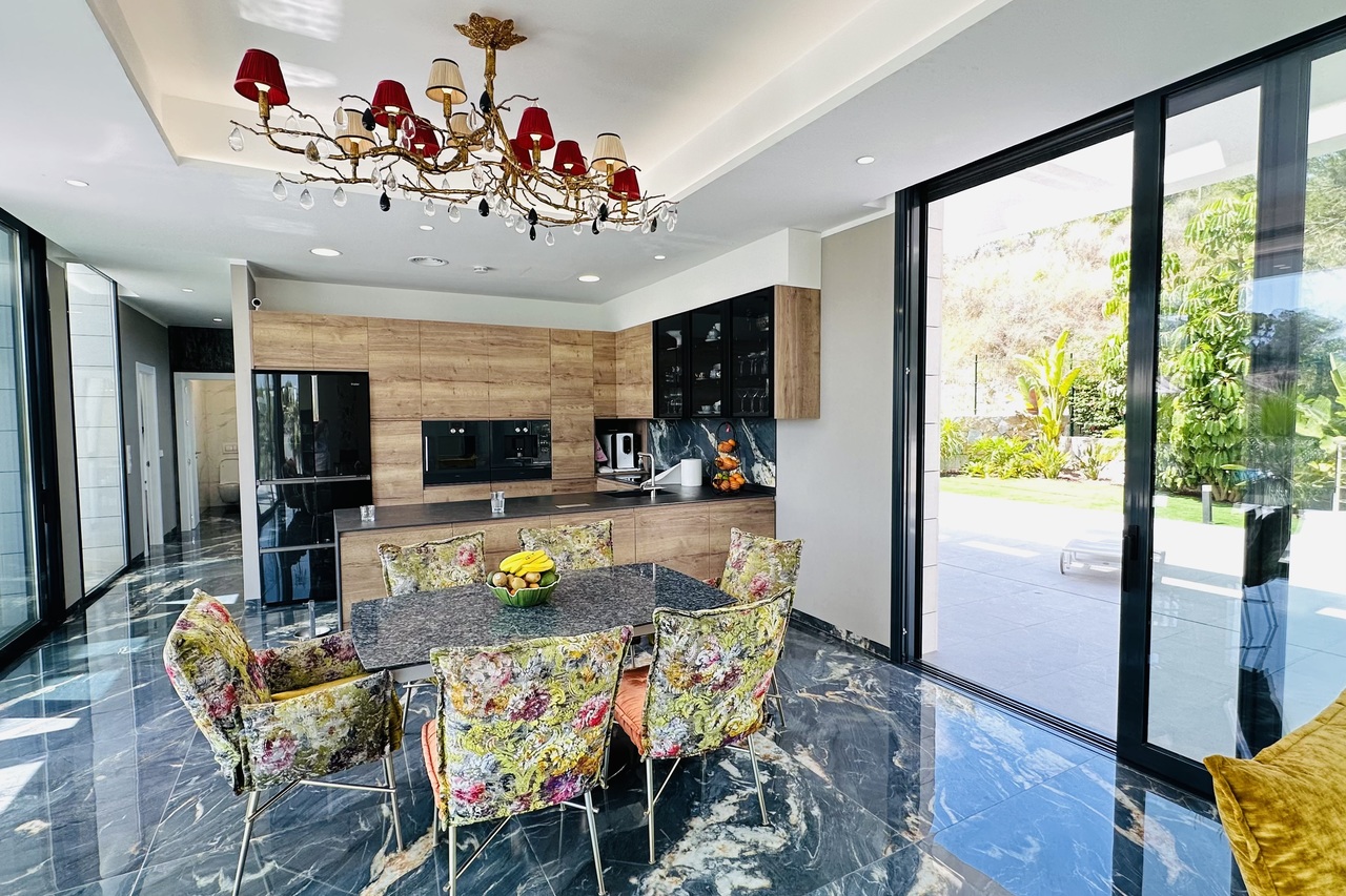 Garden in villa for sale in Las Colinas Golf