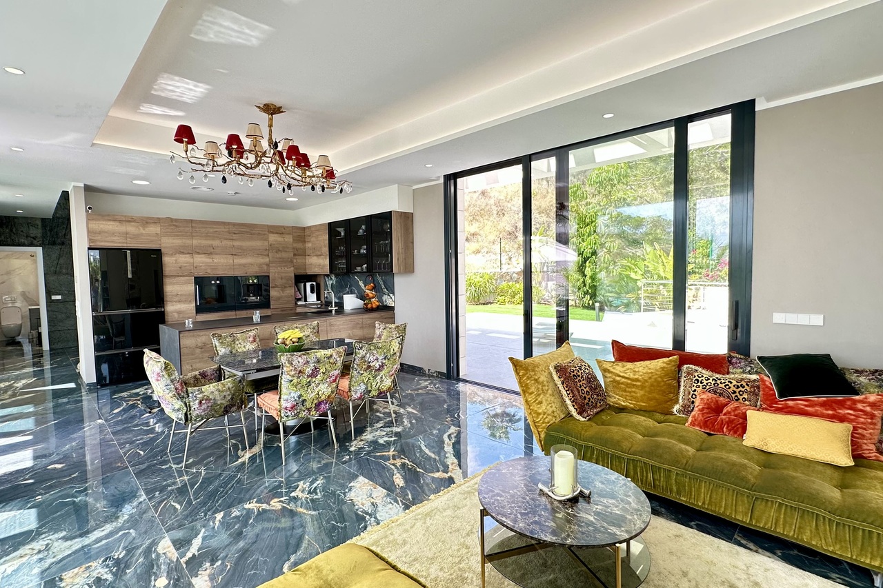 Dining area in villa for sale in Las Colinas Golf