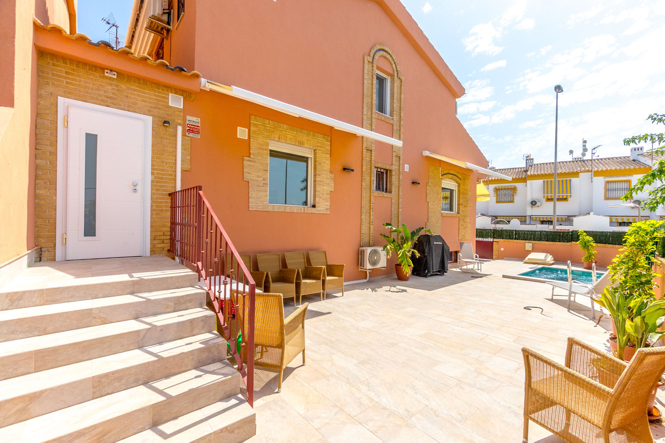 Kitchen in villa for sale in Torre de La Horadada