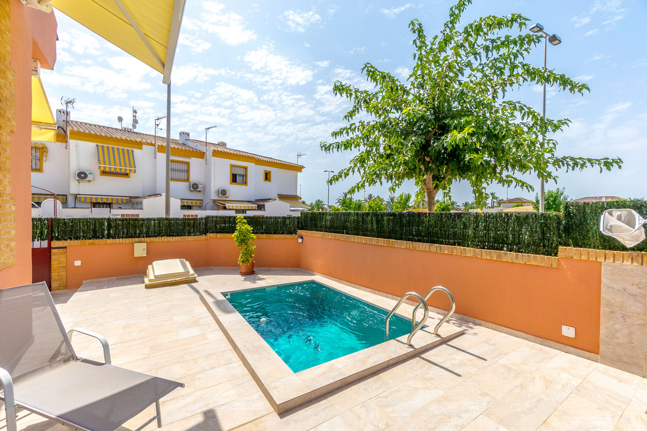 Master bedroom in villa for sale in Torre de La Horadada