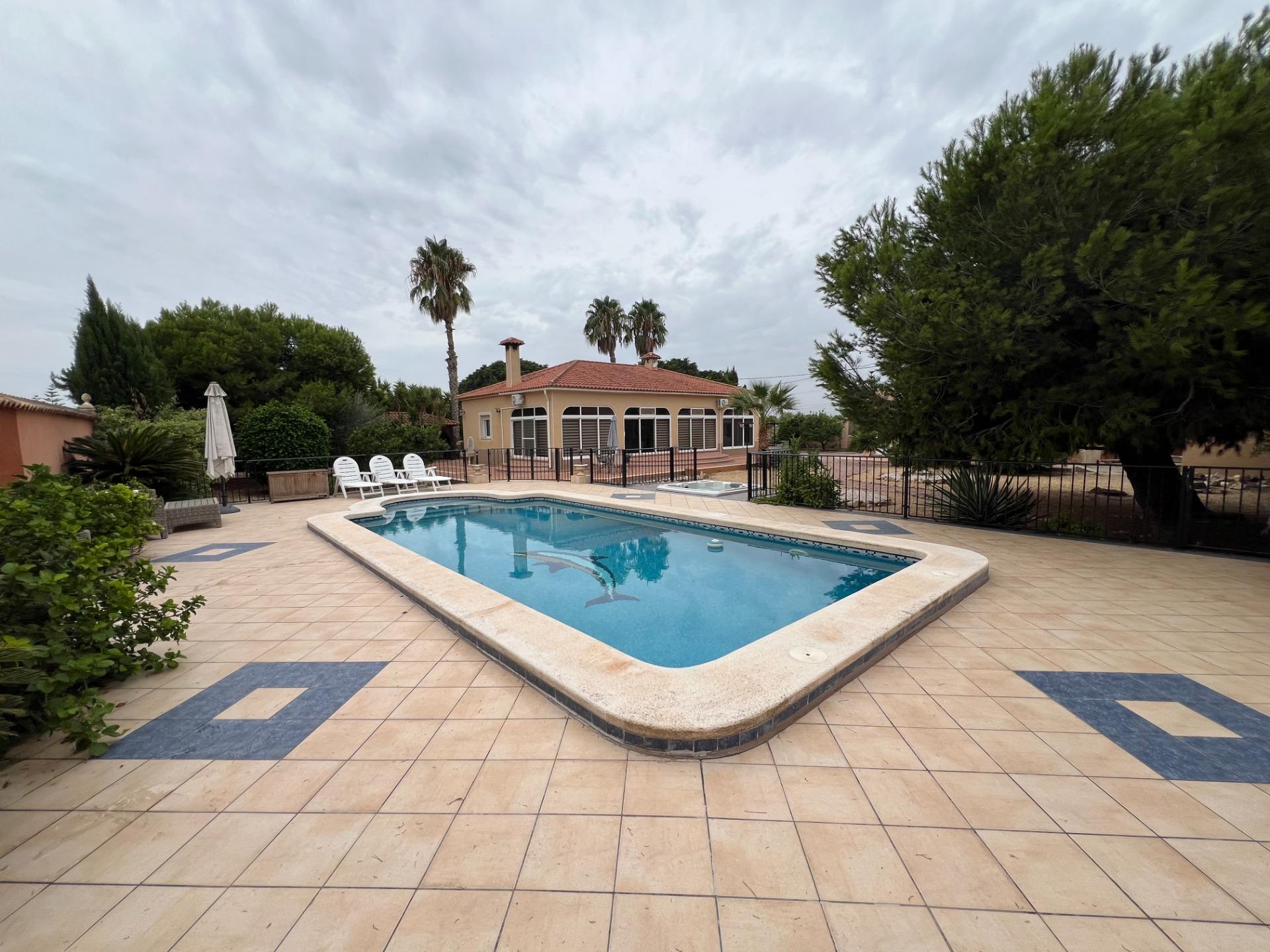 Garden in villa for sale in Dolores