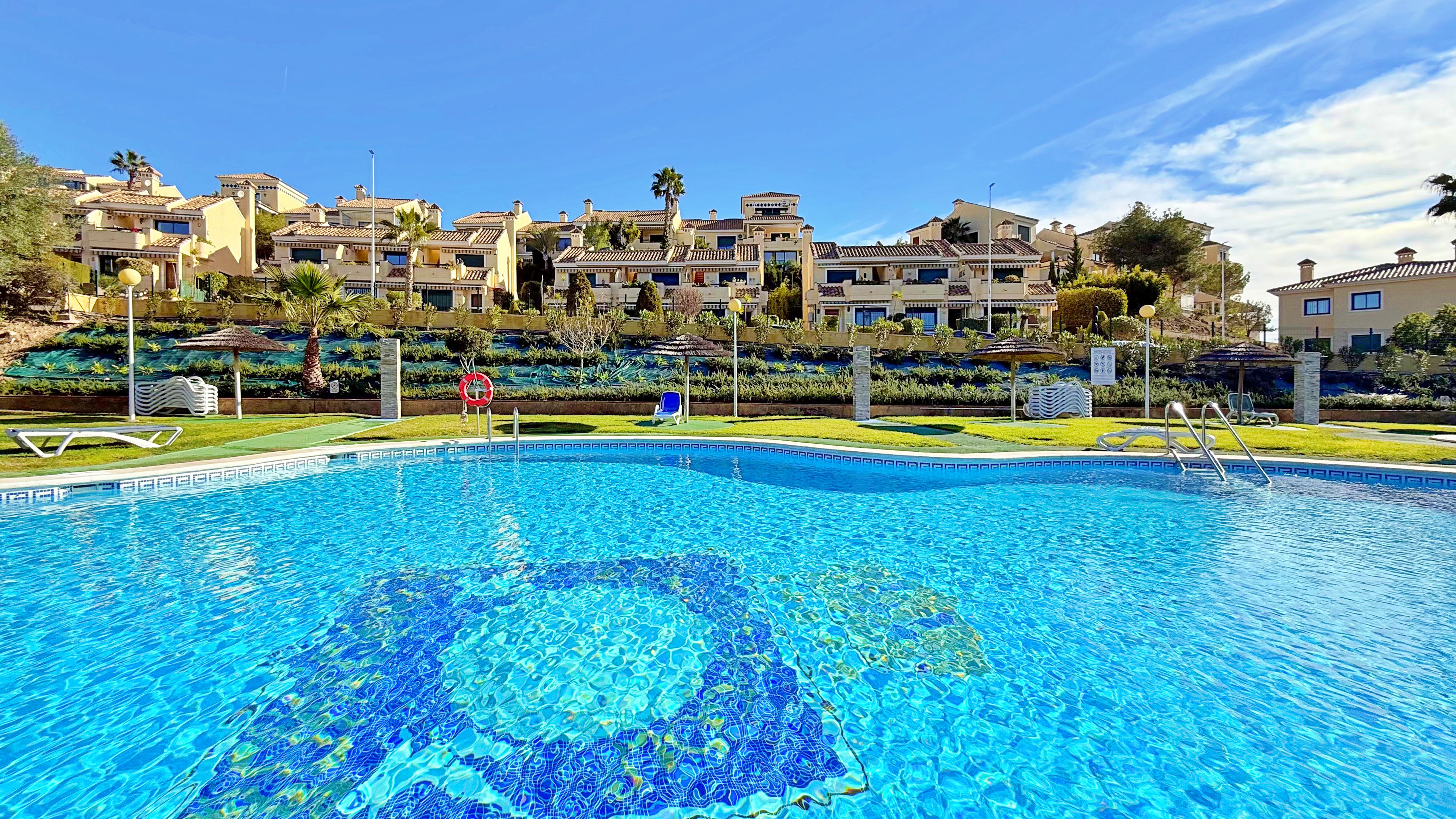 This townhouse in Lomas de Campoamor stands out for its southwest orientation and excellent use of o