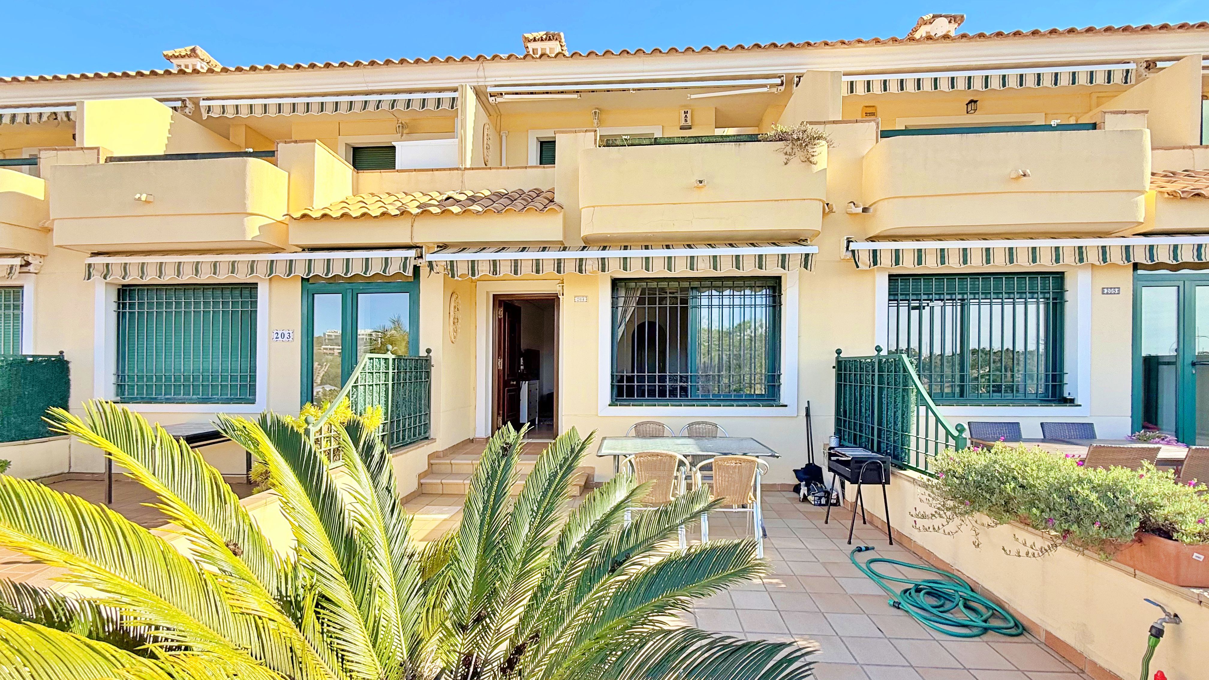 This townhouse in Lomas de Campoamor stands out for its southwest orientation and excellent use of o