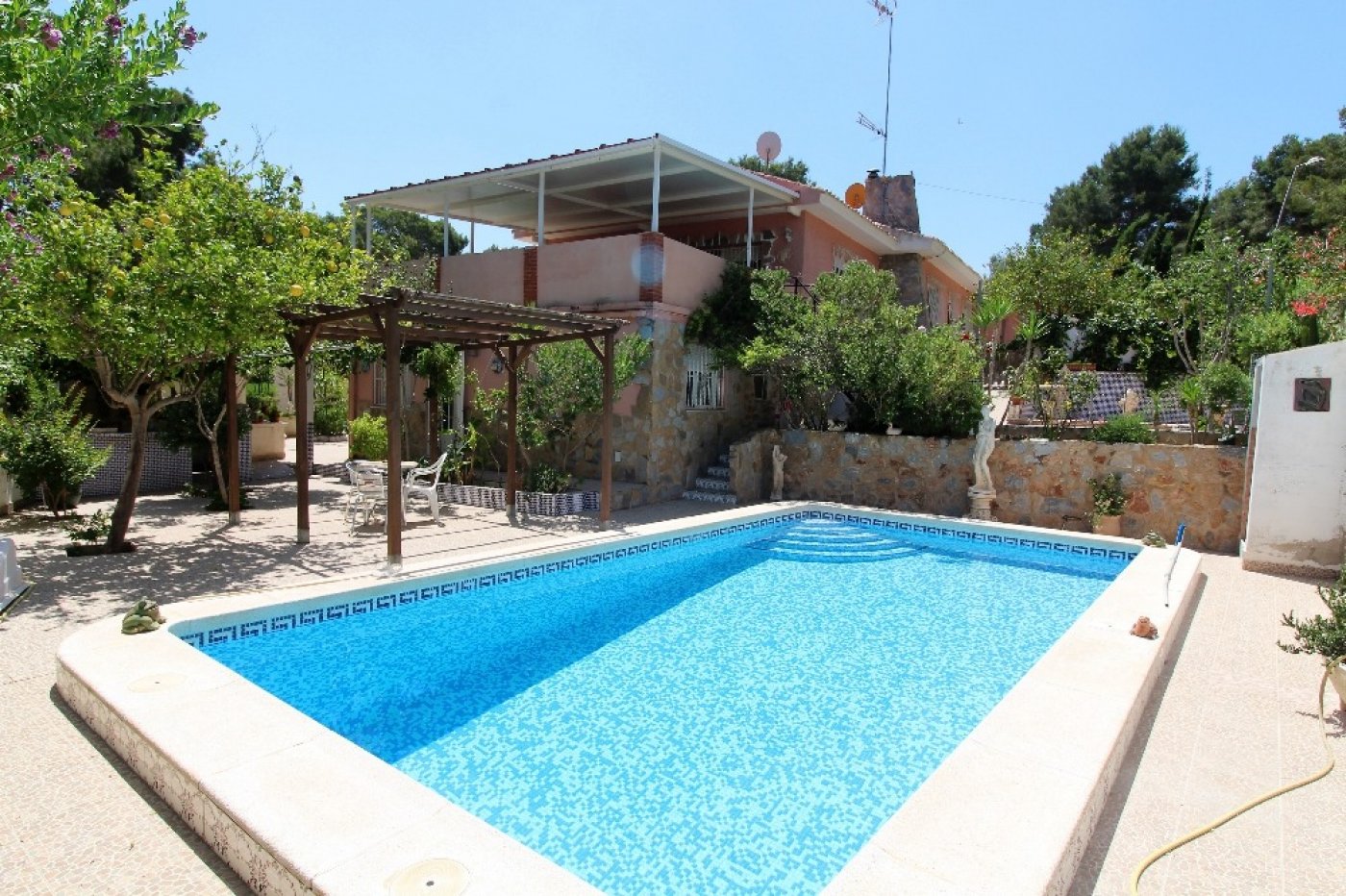Independent Villa with spacious garden, terraces, swimming pool and garage on large plot