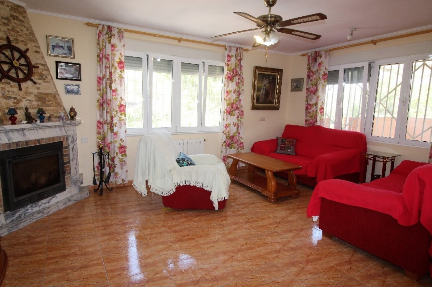 Independent Villa with spacious garden, terraces, swimming pool and garage on large plot