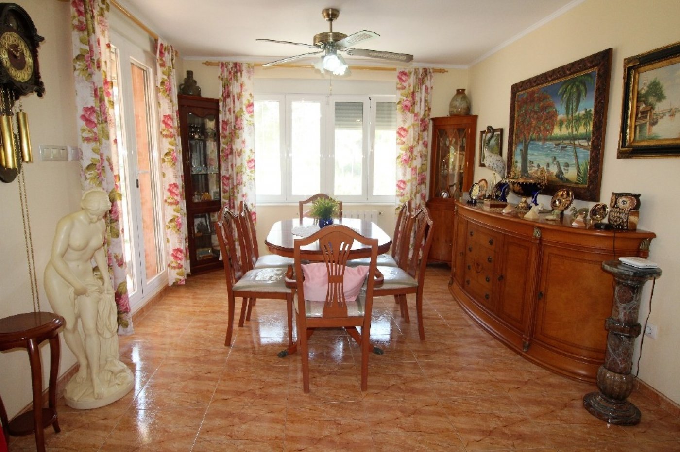 Independent Villa with spacious garden, terraces, swimming pool and garage on large plot