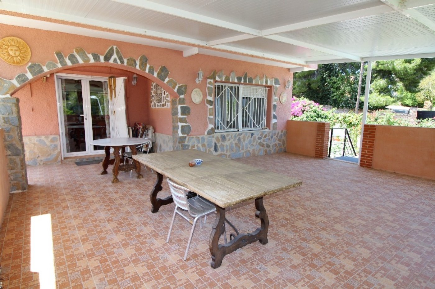 Independent Villa with spacious garden, terraces, swimming pool and garage on large plot