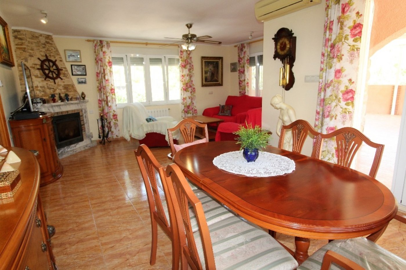 Dining area in villa for sale in Torrevieja