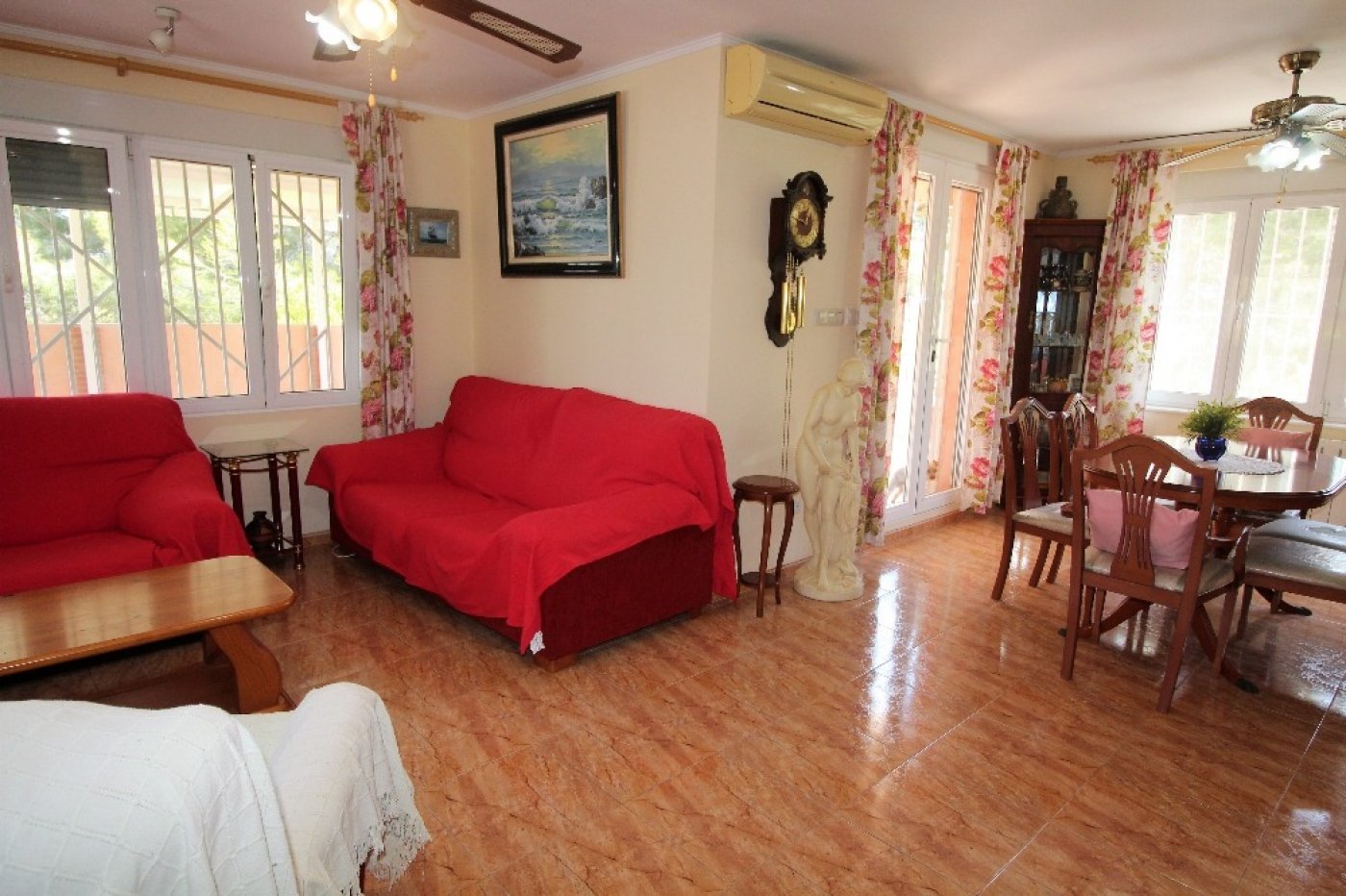 Bedroom in villa for sale in Torrevieja