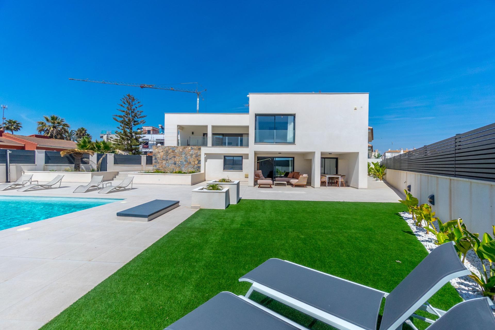 Bathroom in villa for sale in Torrevieja