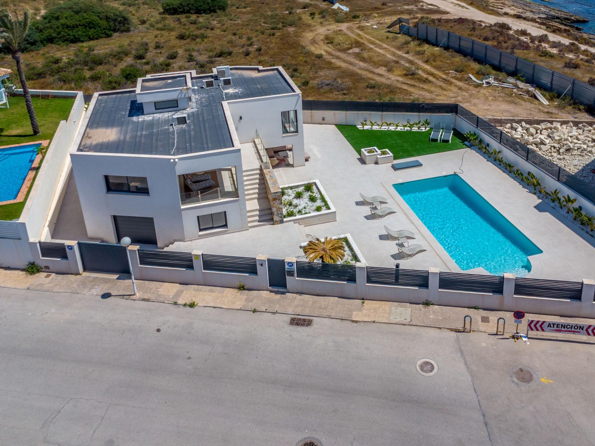 Bedroom in villa for sale in Torrevieja