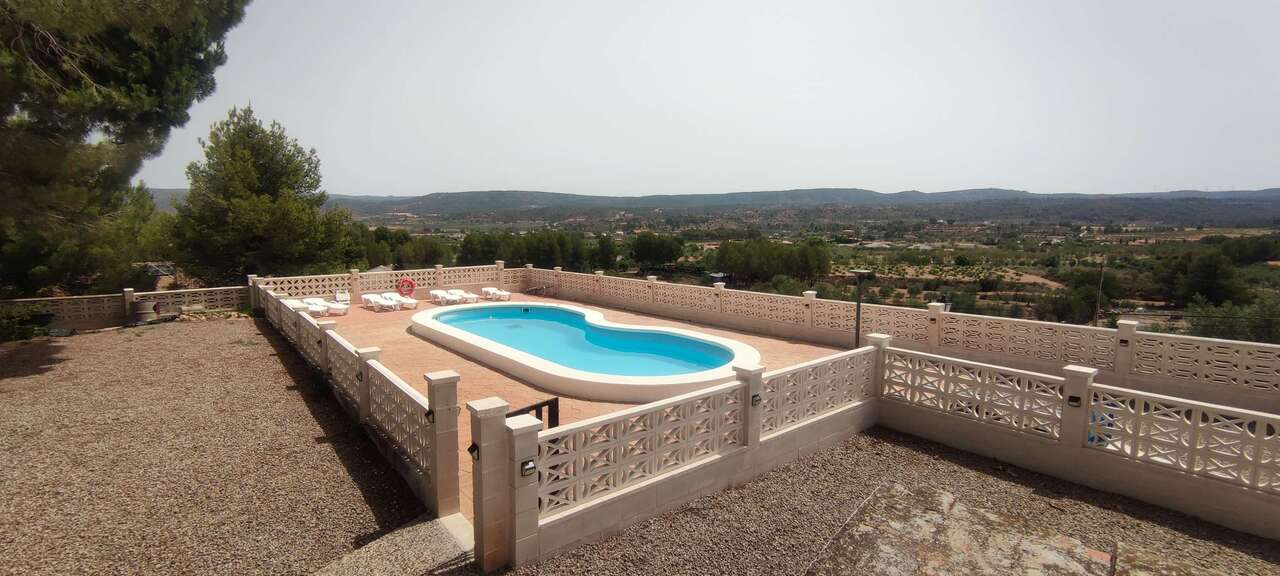 Garden in commercial for sale in Ayora