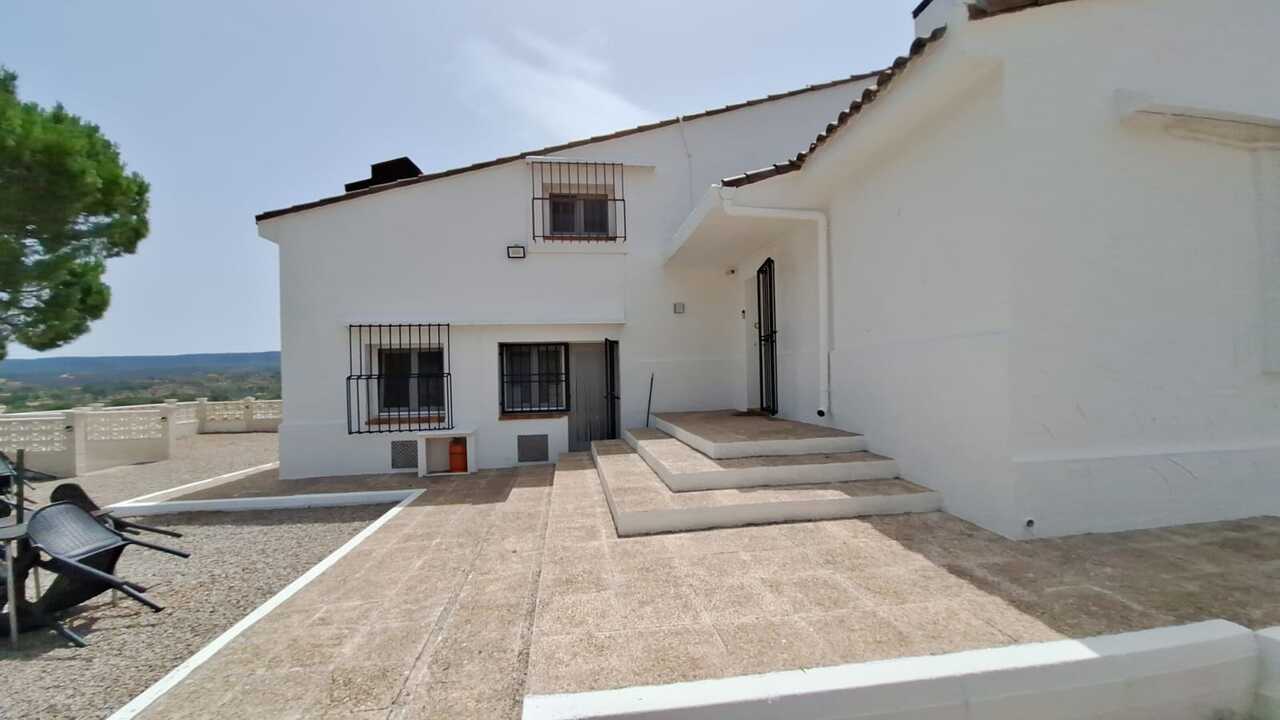 Bedroom in commercial for sale in Ayora