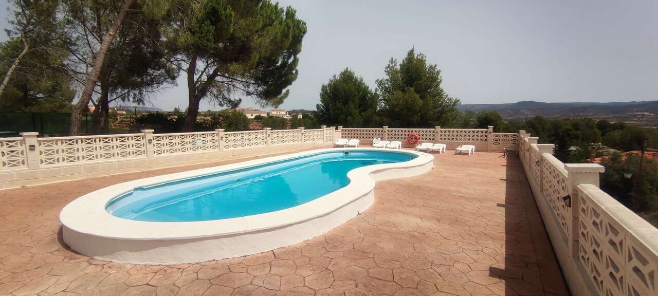 Charming Rural Retreat B&B in Ayora: A Perfect Business Opportunity for ExpatsWelcome to your dream