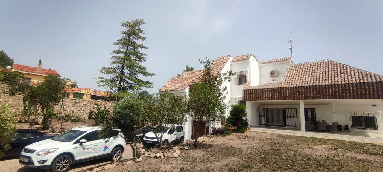 Bedroom in commercial for sale in Ayora
