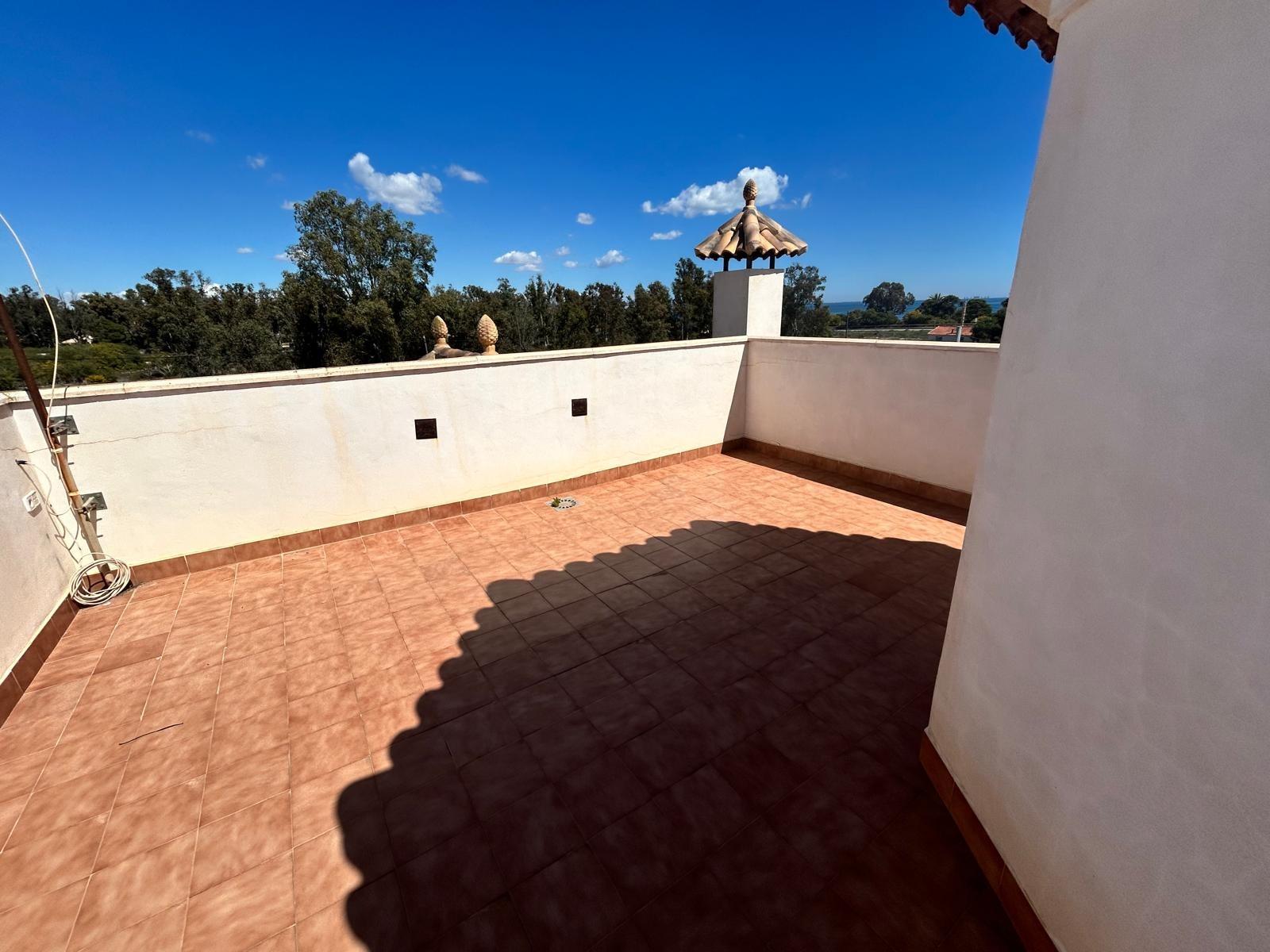 Garden in villa for sale in Los Alcazares