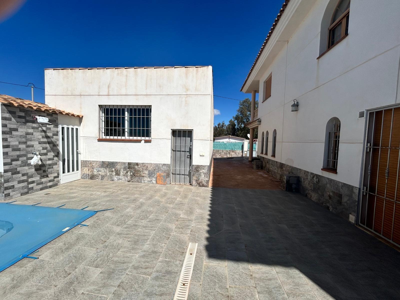 Garden in villa for sale in Los Alcazares