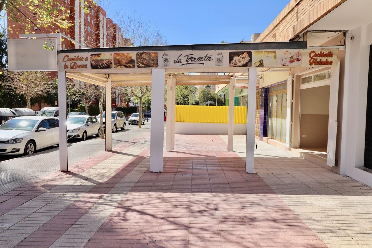 Master bedroom in commercial for sale in Benidorm
