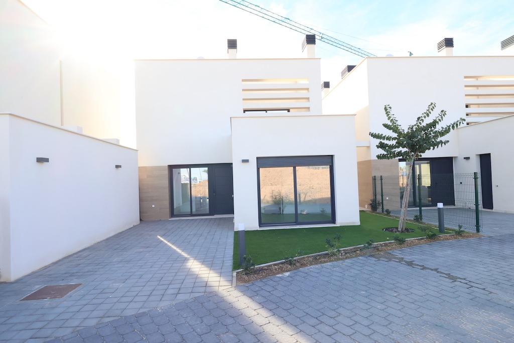 Master bedroom in villa for sale in Los Alcazares