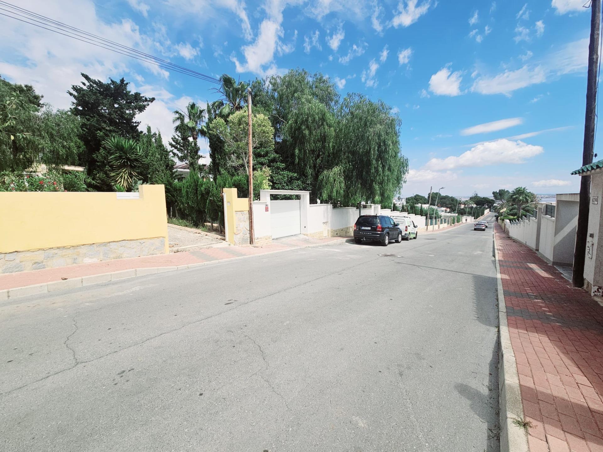 🏡 Detached villa with a large plot in Los Balcones, Torrevieja