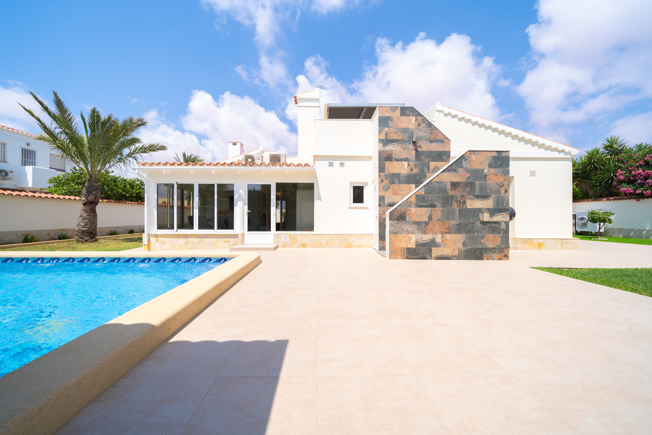 Master bedroom in villa for sale in Torrevieja