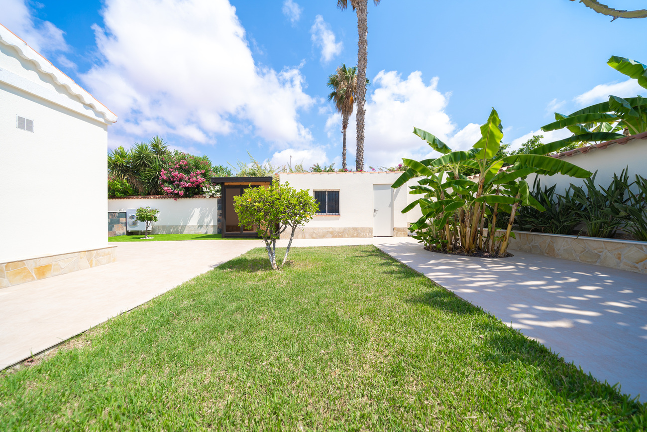 Bathroom in villa for sale in Torrevieja