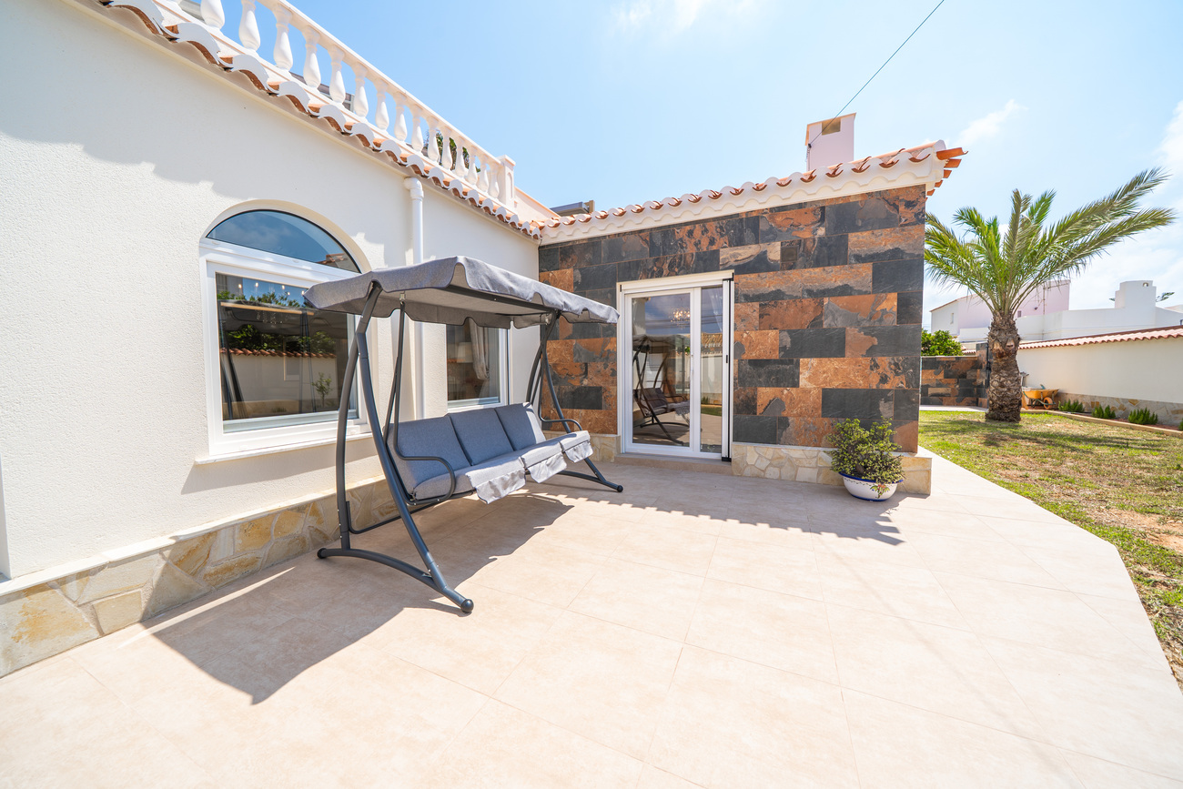 Master bedroom in villa for sale in Torrevieja
