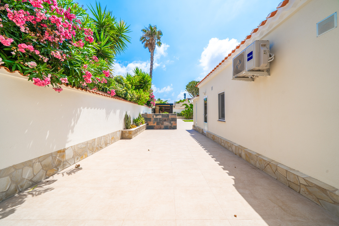 Terrace in villa for sale in Torrevieja