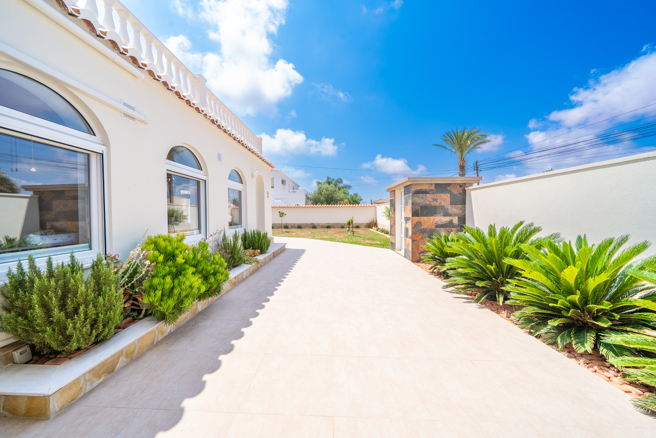 Pool area in villa for sale in Torrevieja