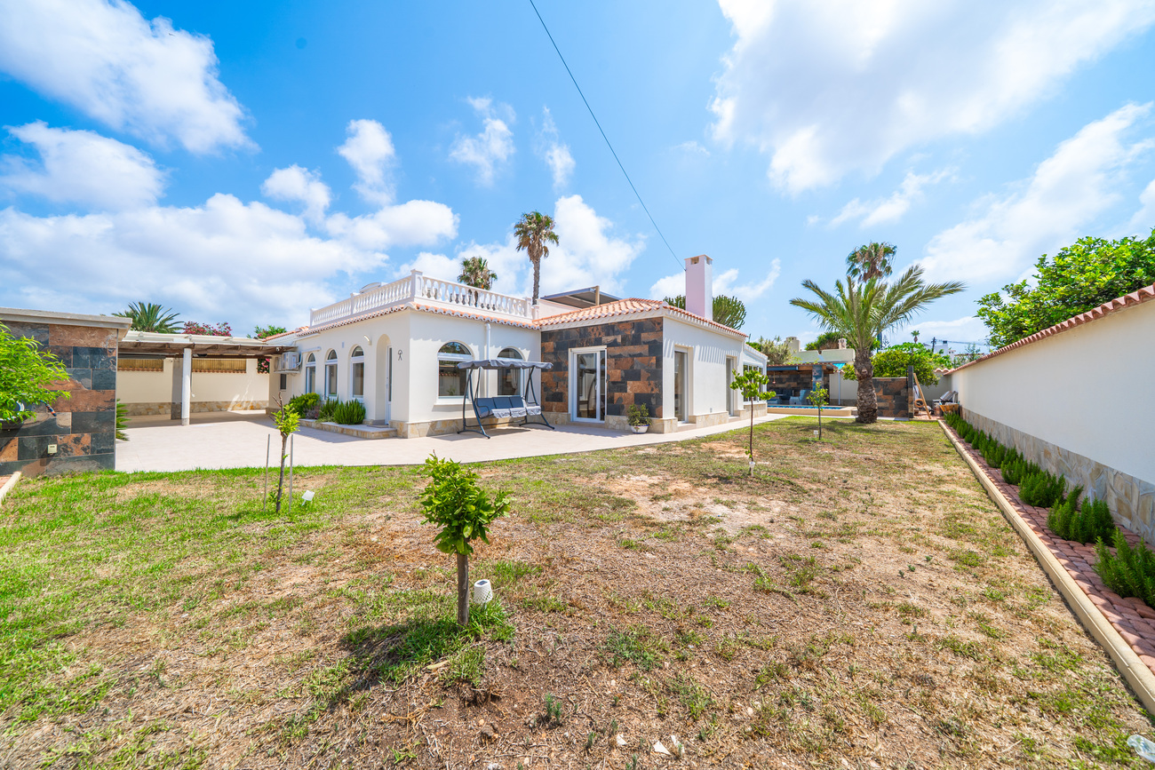 Dining area in villa for sale in Torrevieja