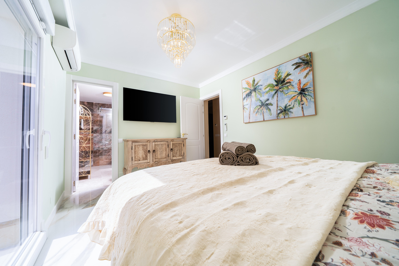 Bedroom in villa for sale in Torrevieja