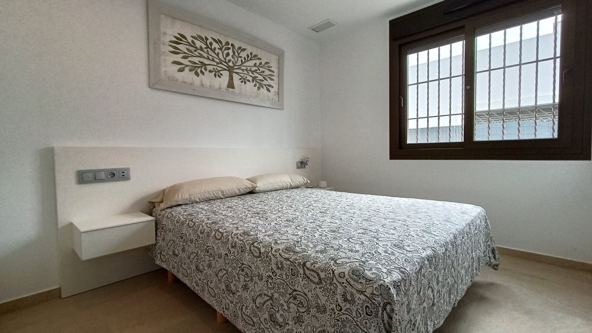 Master bedroom in villa for sale in Vistabella Golf Entre Naranjos