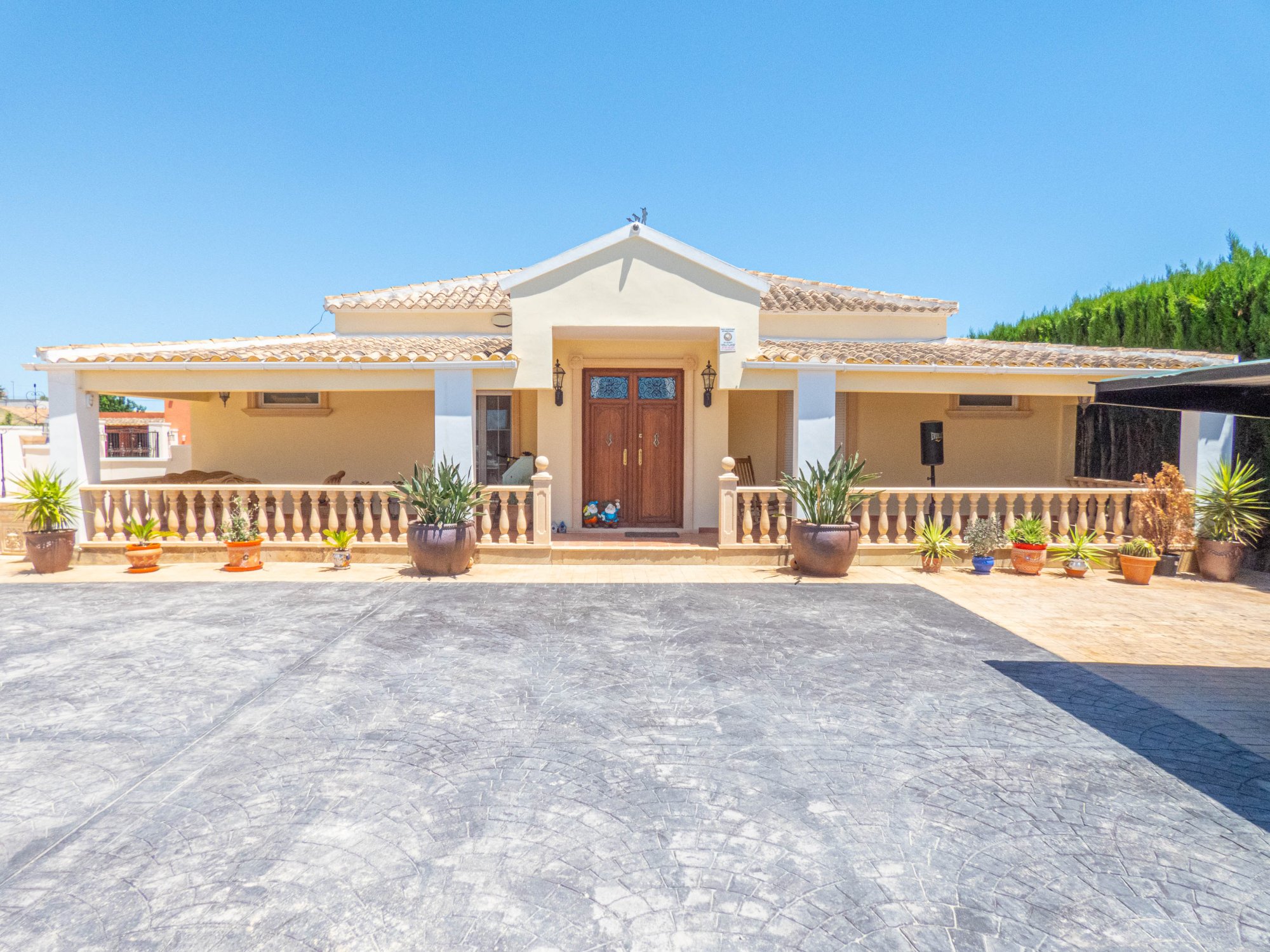 We are pleased to offer this AMAZING OPPORTUNITY which consists of a DETACHED VILLA, a SEPARATE BUNG