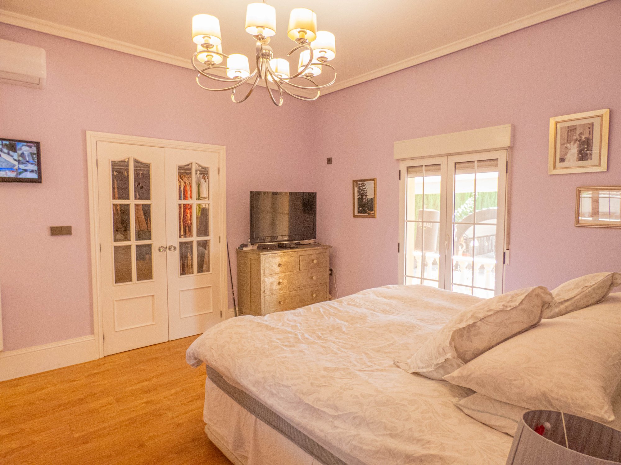 Bedroom in villa for sale in Heredades