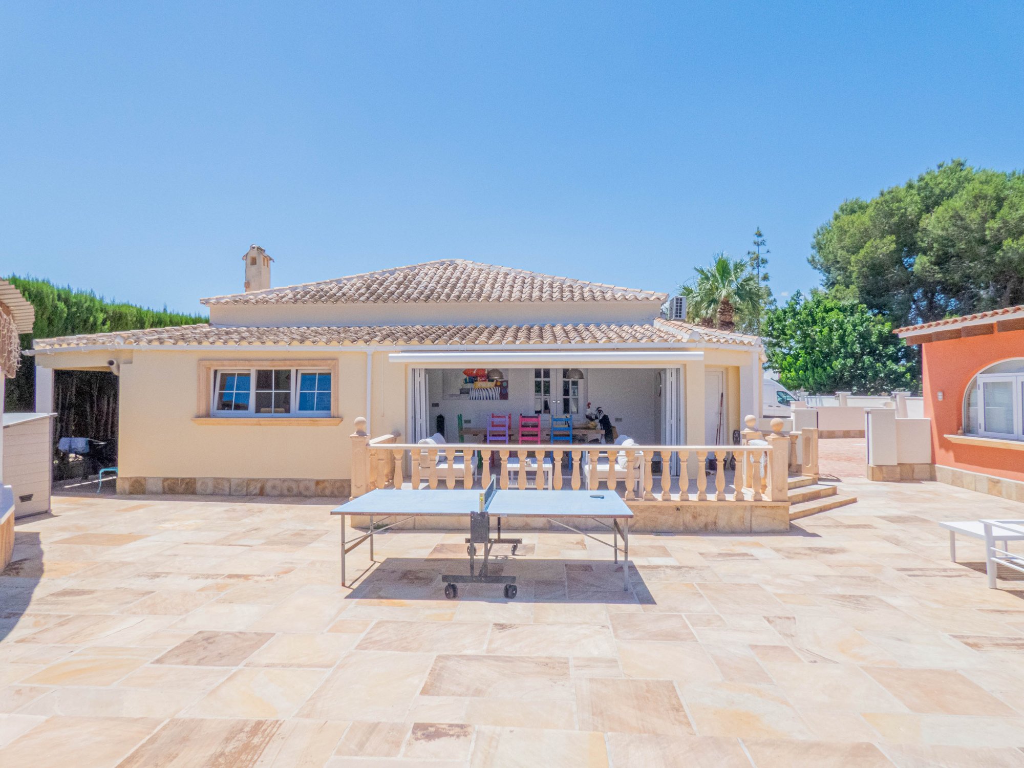 Garden in villa for sale in Heredades