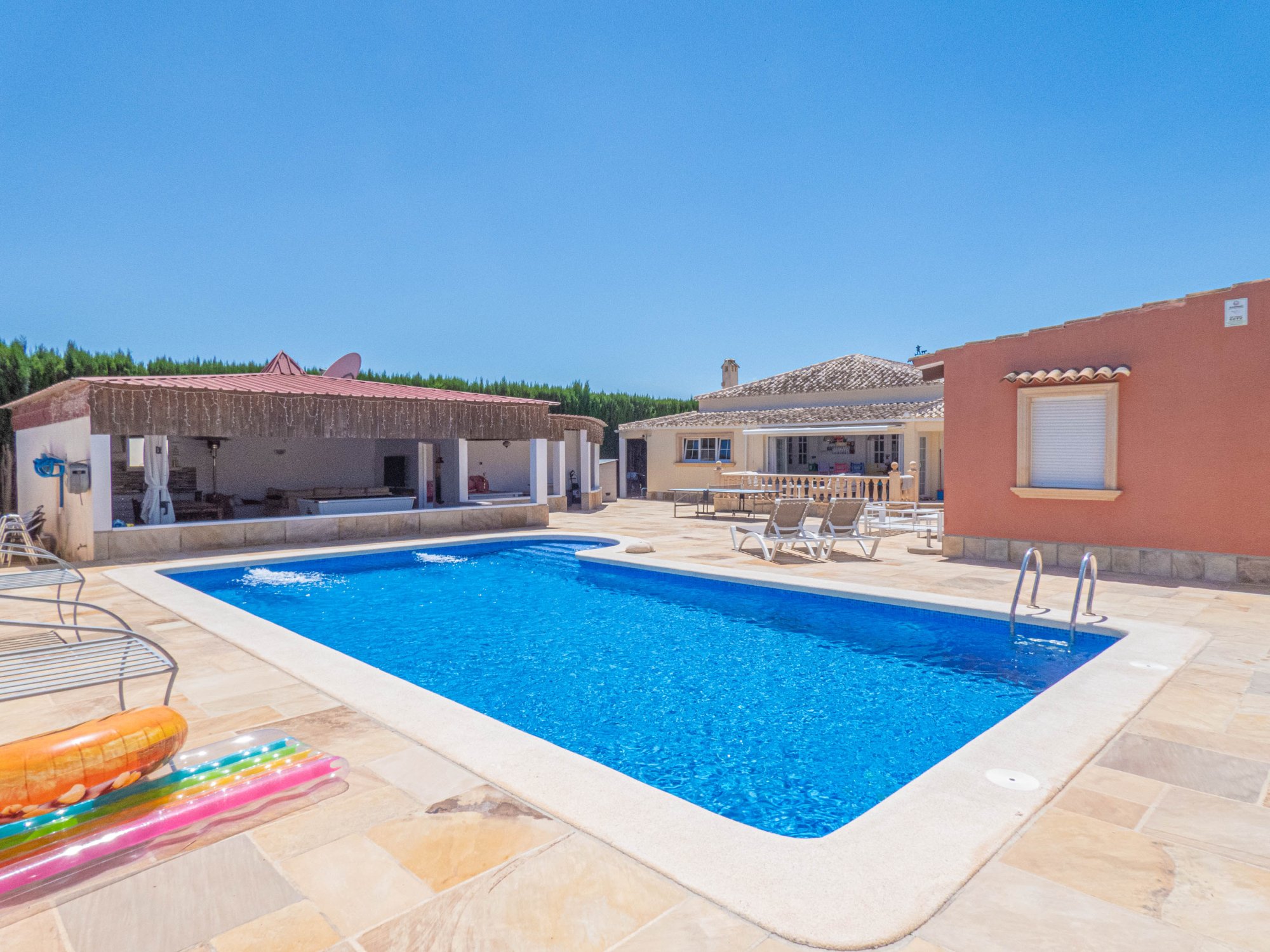 Dining area in villa for sale in Heredades
