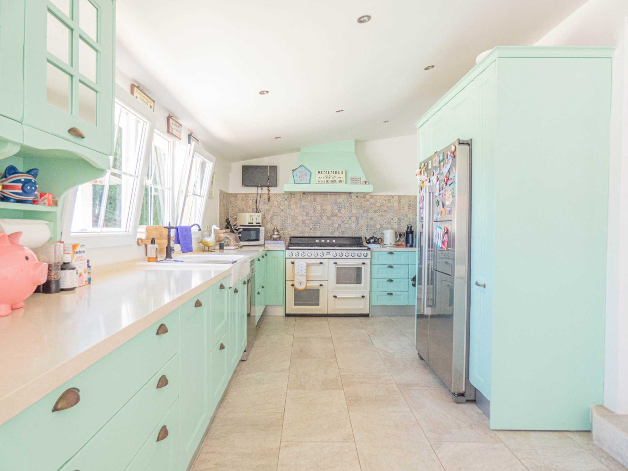 We are pleased to offer this AMAZING OPPORTUNITY which consists of a DETACHED VILLA, a SEPARATE BUNG