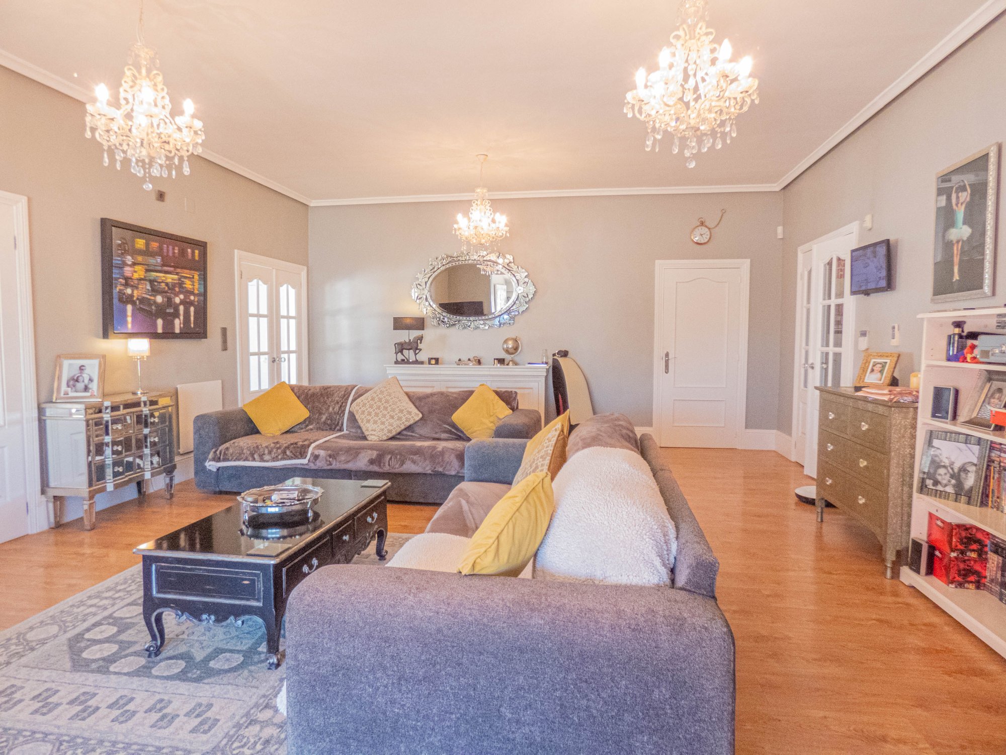 Dining area in villa for sale in Heredades