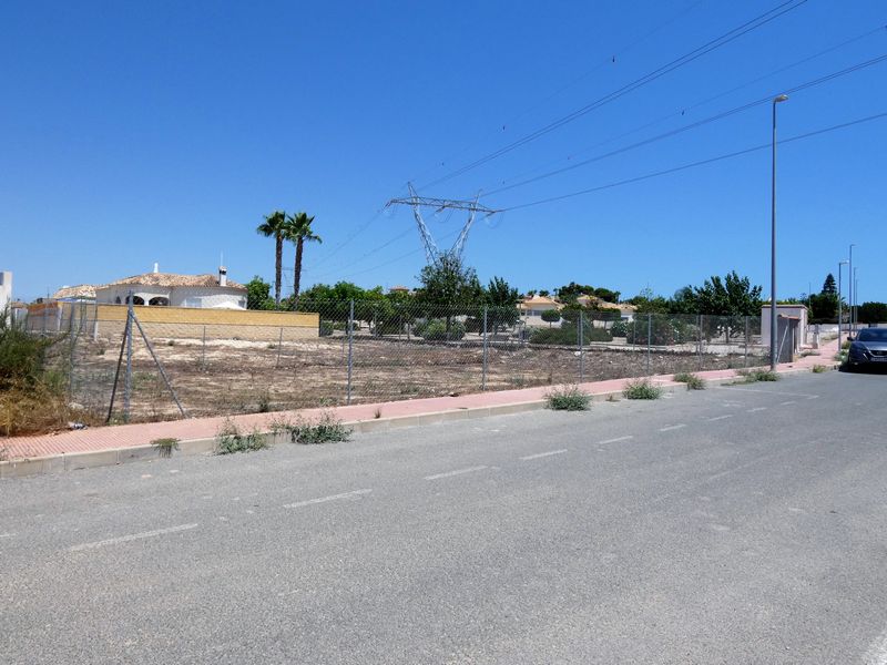 We are pleased to offer this LARGE CORNER PLOT for sale, which is located on the OASIS URBANISATION,