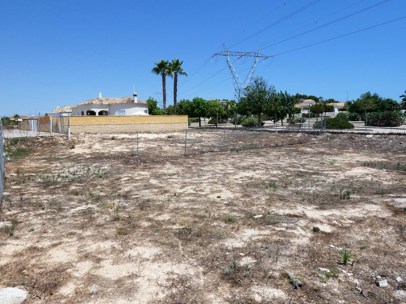 We are pleased to offer this LARGE CORNER PLOT for sale, which is located on the OASIS URBANISATION,