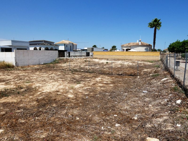 We are pleased to offer this LARGE CORNER PLOT for sale, which is located on the OASIS URBANISATION,