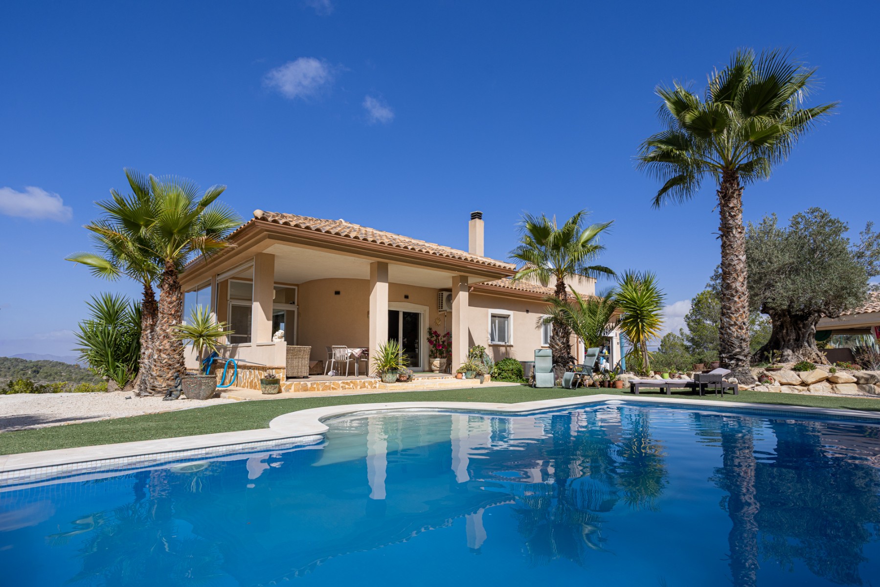 We present this beautiful detached villa, situated in a unique natural setting in La Zarza, where th