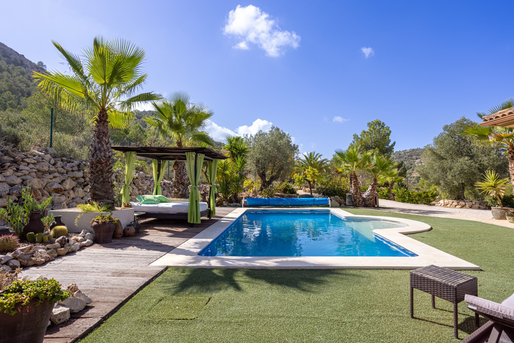 We present this beautiful detached villa, situated in a unique natural setting in La Zarza, where th