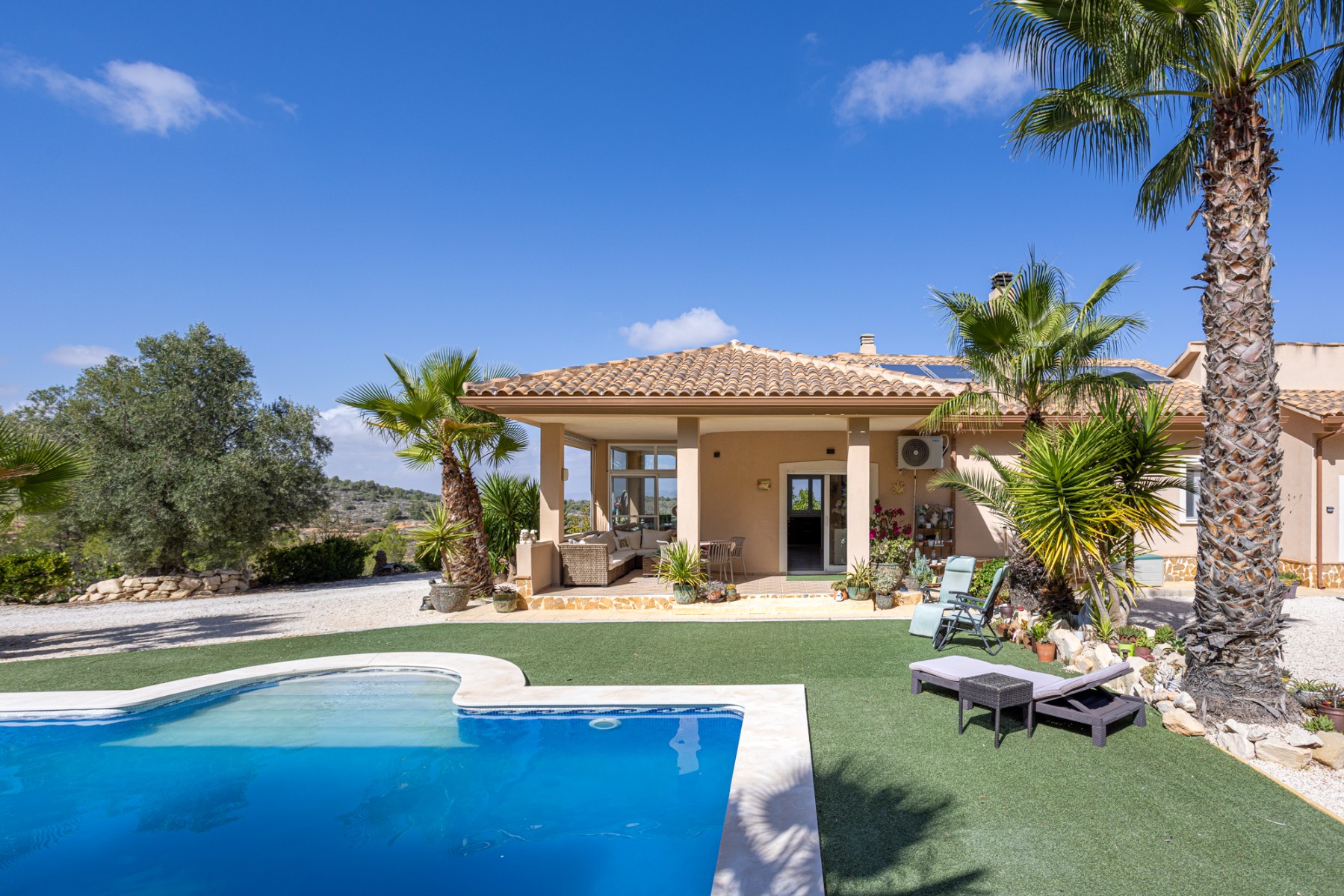 Pool area in villa for sale in La Zarza