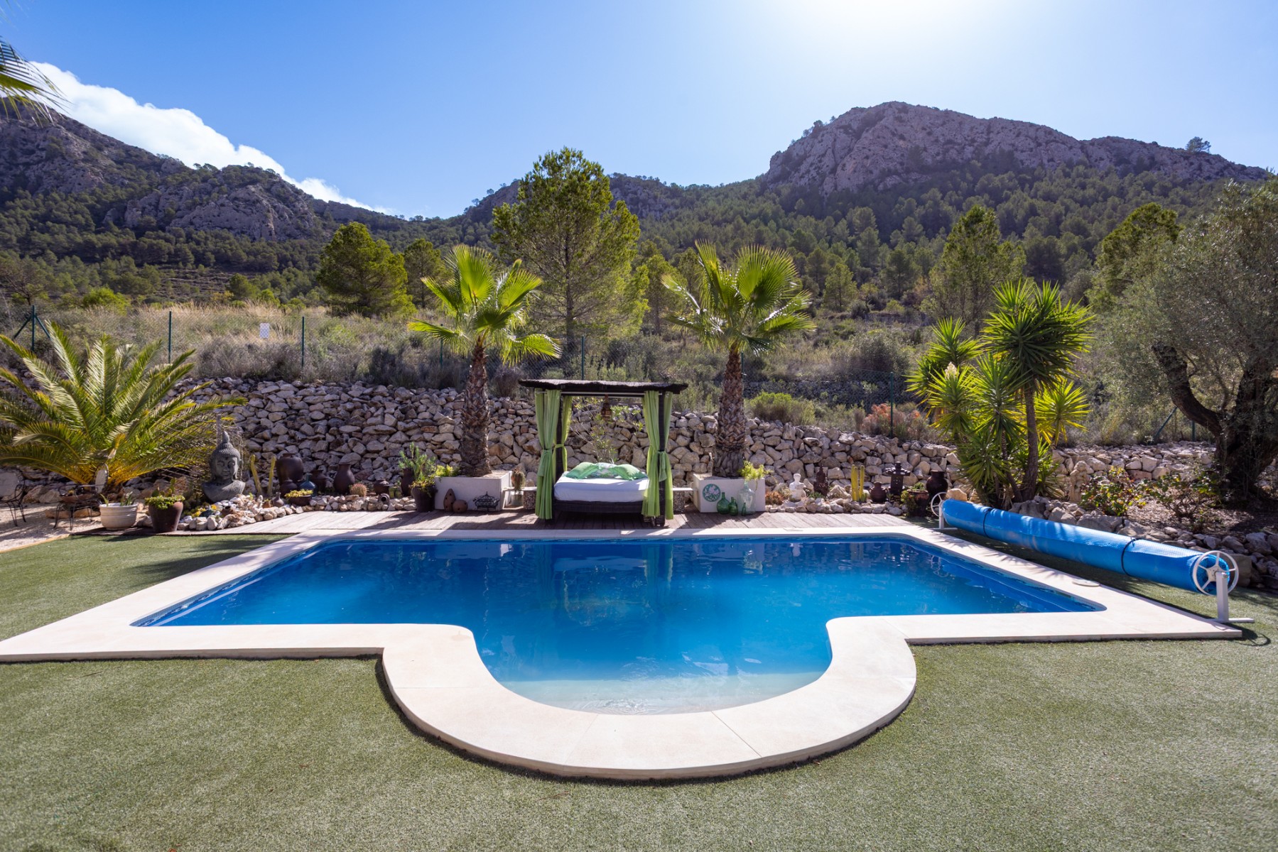 Garden in villa for sale in La Zarza