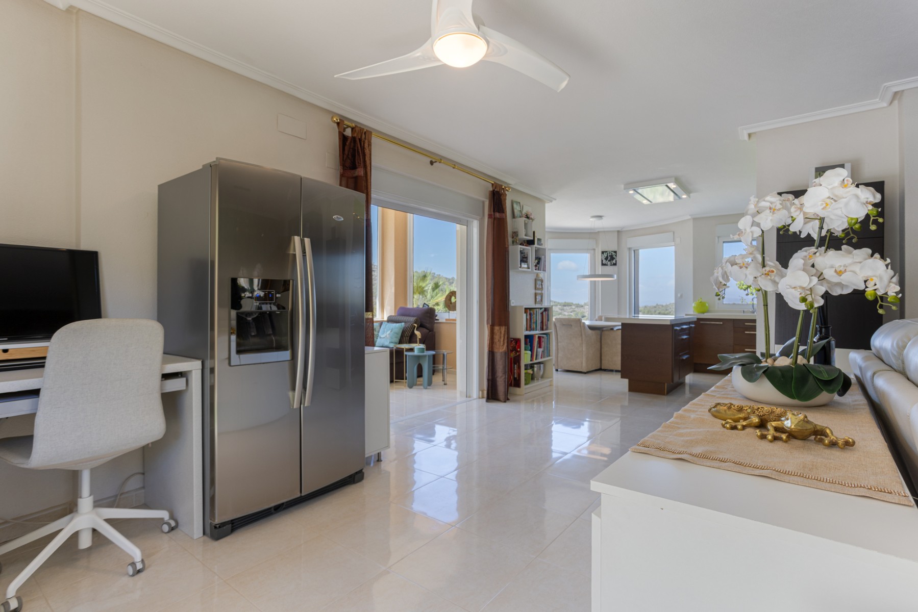 We present this beautiful detached villa, situated in a unique natural setting in La Zarza, where th
