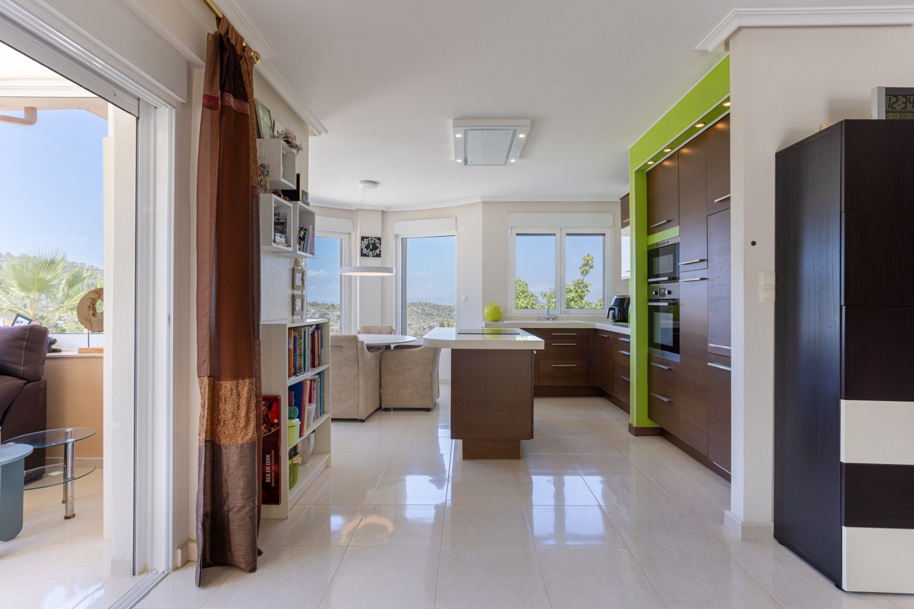 We present this beautiful detached villa, situated in a unique natural setting in La Zarza, where th